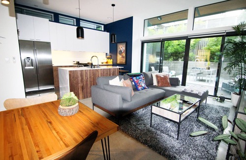 Dawson Casa | Modern SoCo Gem 2BD/2.5BA Urban Oasis in Great Location - Corporate Housing