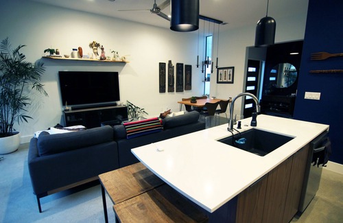 Dawson Casa | Modern SoCo Gem 2BD/2.5BA Urban Oasis in Great Location - Corporate Housing
