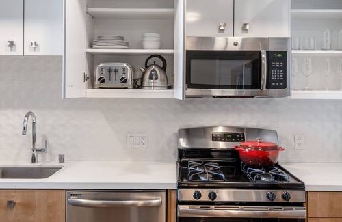 South of Market Apartamento | Modern SoMa 1BR w/ Gym + Roofdeck near BART (Civic Center) by Blueground