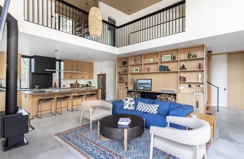 North Wawona Cabina | Modern Sophistication Bathed in Natural Light