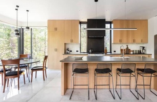 North Wawona Cabina | Modern Sophistication Bathed in Natural Light