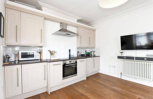 Southville Apartamento | Modern Southville Apartment, 5 Min Walk to Centre