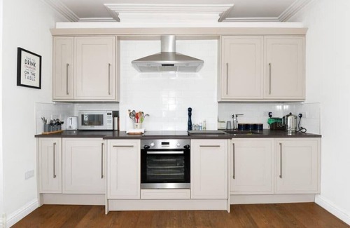 Southville Apartamento | Modern Southville Apartment, 5 Min Walk to Centre