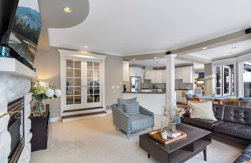 Lynn Valley Casa | Modern Spacious Retreat