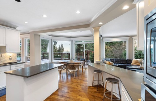 Lynn Valley Casa | Modern Spacious Retreat
