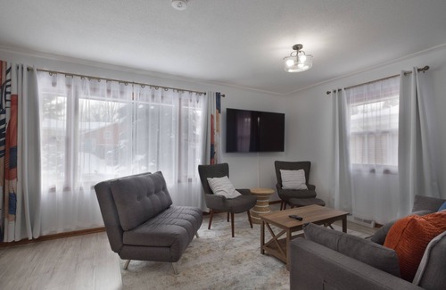 Columbia Heights Casa | Modern, spacious 3BDR house 15 min to Downtown Minneapolis