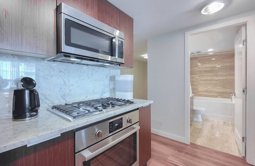 Golden Village Condominio | Modern & Spacious 1.5 BDR Condo near YVR & Costco
