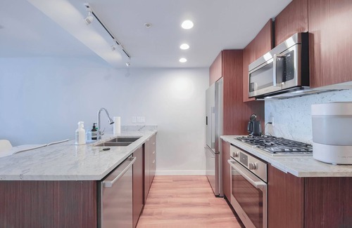 Golden Village Condominio | Modern & Spacious 1.5 BDR Condo near YVR & Costco