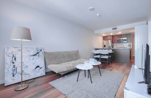Golden Village Condominio | Modern & Spacious 1.5 BDR Condo near YVR & Costco