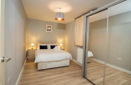 Wolverhampton Apartamento | Modern Spacious 2 Bed Apartment Wolverhampton with Free Secure Parking