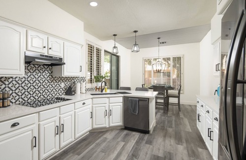 Chandler Casa | Modern Spacious 2 Master Bedroom Cal King with Loft & Pool Sleeps 6