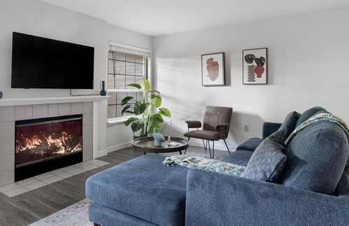 Town Center Apartamento | Modern, Spacious 2BR Condo in Woodinville