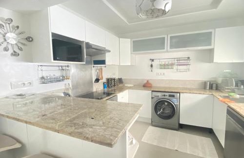 La Ville Haute Apartamento | Modern & Spacious 2BR- Ville Haute Kenitra-Garage