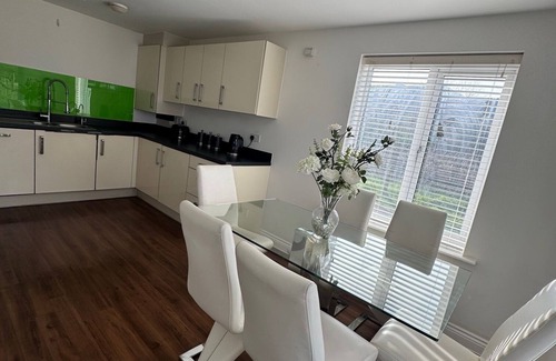Dartford Casa | Modern & Spacious 3-Bedroom Home in Dartford – Ideal for Families & Contractors