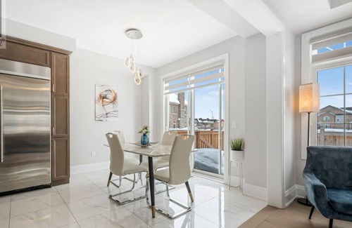 Brampton Casa | Modern Spacious 4-bedroom house with WiFi, AC in Brampton