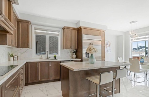 Brampton Casa | Modern Spacious 4-bedroom house with WiFi, AC in Brampton