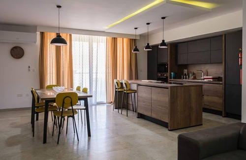 Luqa Apartamento | Modern, spacious and easily accessible apartment in Luqa, Malta sleeps up to 6