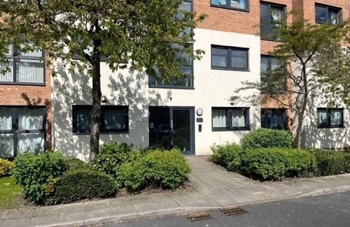 Liverpool Apartamento | Modern Spacious Apartment in Private Grounds