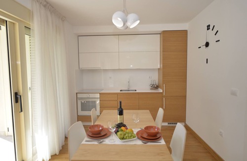 Skaljari Apartamento | Modern, spacious apartment near the Old town with a beautiful view