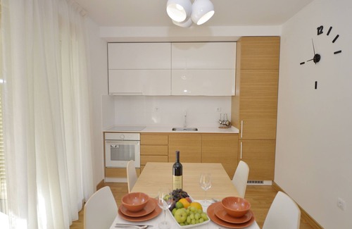 Skaljari Apartamento | Modern, spacious apartment near the Old town with a beautiful view