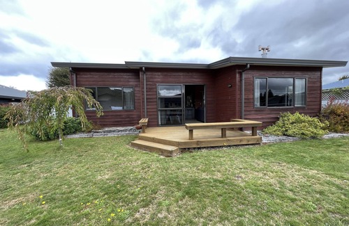 Kinloch Casa | Modern spacious bach close to the lake