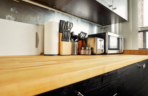 Yorkville Apartamento | Modern, Spacious Bachelor Condo