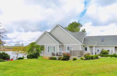 Stanley Bridge Casa | Modern, spacious 4 bedroom waterfront vacation home near Cavendish