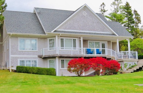 Stanley Bridge Casa | Modern, spacious 4 bedroom waterfront vacation home near Cavendish