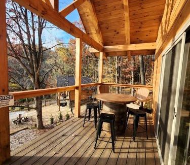 Scio Casa | Modern Spacious Cabin with Jacuzzi and Panoramic Views in Ohio