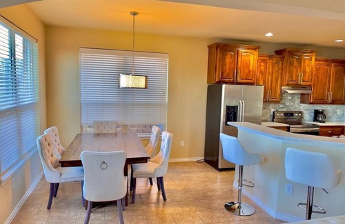 Edmond Casa | Modern, Spacious, Comfy & Cozy quiet retreat with king size beds for longer stay