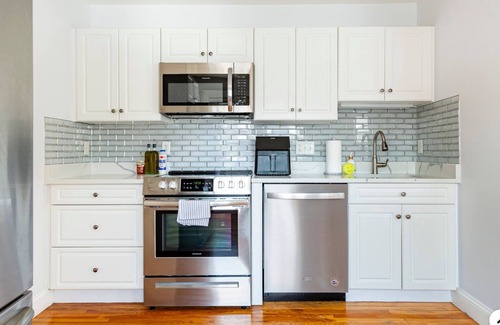 Salem Condominio | Modern, Spacious Condo, minutes to downtown Salem, Private Parking on Site!