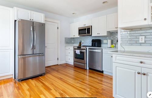 Salem Condominio | Modern, Spacious Condo, minutes to downtown Salem, Private Parking on Site!