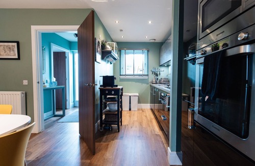 Polmadie Casa | Modern Spacious Family Home. Short walk to City Centre