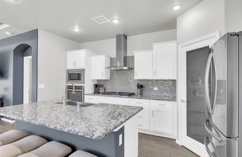 Biggs Field Casa | Modern Spacious Family Retreat- Comfort & Style Await