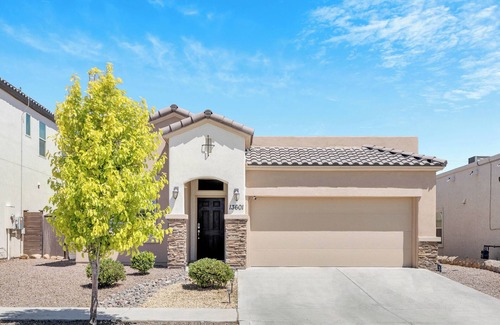 Biggs Field Casa | Modern Spacious Family Retreat- Comfort & Style Await