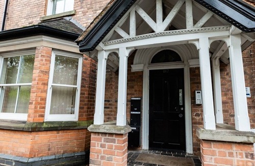 Wolverhampton Apartamento | Modern Spacious 2 Bed Apartment Wolverhampton with Free Secure Parking