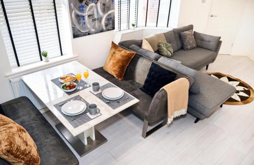 Manchester Casa | Modern, Spacious Home Near City Centre, Workspace & WiFi,