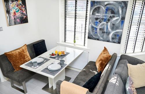 Manchester Casa | Modern, Spacious Home Near City Centre, Workspace & WiFi,
