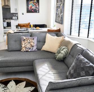 Manchester Casa | Modern, Spacious Home Near City Centre, Workspace & WiFi,