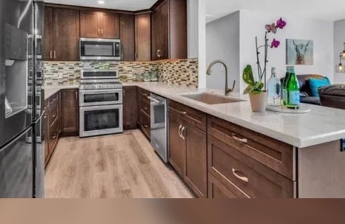 Vine Hill Casa | Modern Spacious Home with Yard