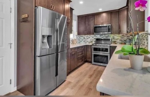 Vine Hill Casa | Modern Spacious Home with Yard