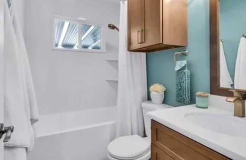 Vine Hill Casa | Modern Spacious Home with Yard