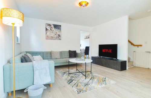 Broad Oak Casa | Modern Spacious House with Free Parking & Garden - Sleeps 6 - Perfect for Contractors & Families
