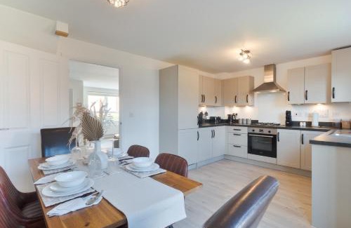Broad Oak Casa | Modern Spacious House with Free Parking & Garden - Sleeps 6 - Perfect for Contractors & Families