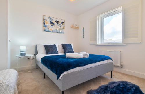 Broad Oak Casa | Modern Spacious House with Free Parking & Garden - Sleeps 6 - Perfect for Contractors & Families