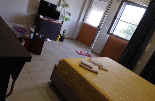 Saronikos Apartamento | Modern & Spacious , Near Airport, Queen Bed, Pkg