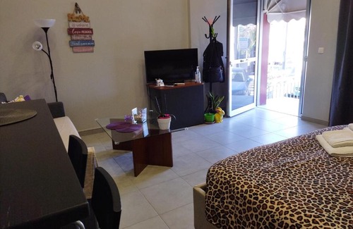 Saronikos Apartamento | Modern & Spacious , Near Airport, Queen Bed, Pkg