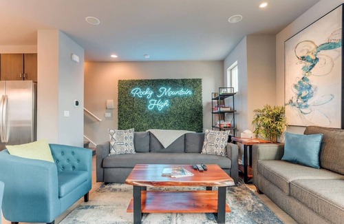 Lincoln Park Casa | Modern, Spacious Townhouse Blocks from Downtown