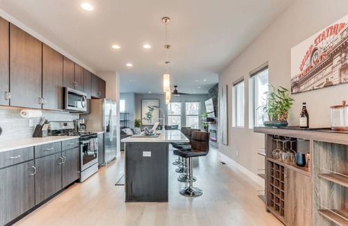 Lincoln Park Casa | Modern, Spacious Townhouse Blocks from Downtown