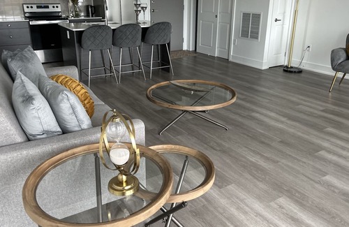 Fenelon Falls Apartamento | Modern, spacious two bedroom condo with a lake view from windows and balcony